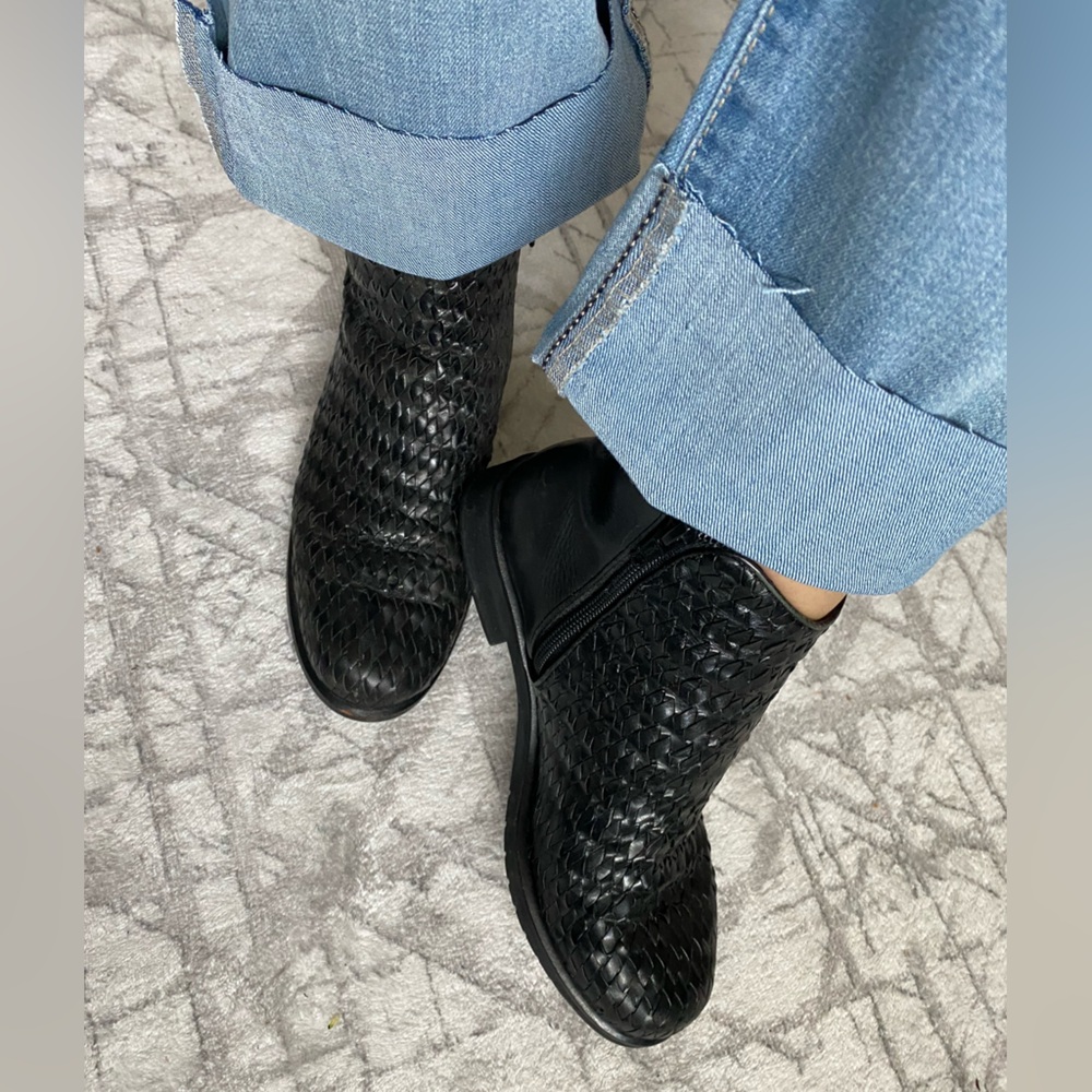 Vintage 90’s Cole Haan Basket Weave Leather Ankle Boots. Sz 6.5